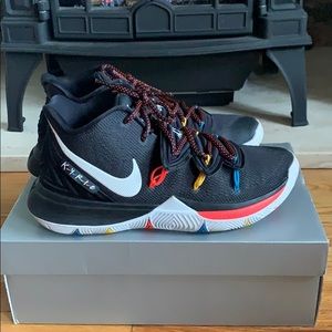 Kyrie 5 Nike x Friends (Size 9)